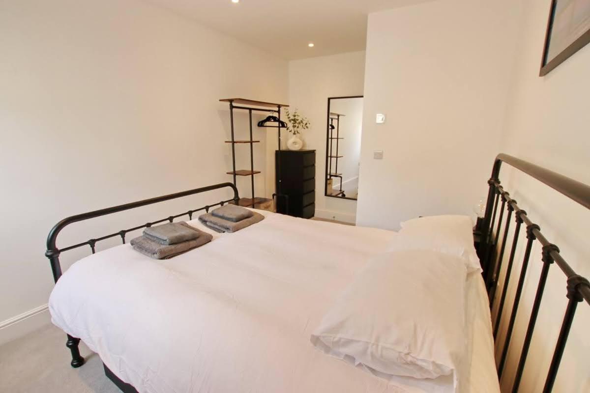 Modern Home For Small Groups By Stones Throw Apartments - Free Parking - Sea View 沃辛 外观 照片